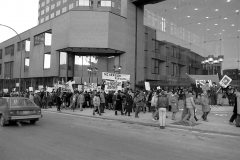 Piquetage devant le consulat général des États-Unis à Montréal en appui au gouvernement sandiniste du Nicaragua, mars 1988. / Photographie de André Querry