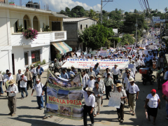Des milliers de personnes sont descendues dans la rue pour manifester contre le projet hydroélectrique Paso de la Reina dans la communauté de Jamiltepec dans l’État d’Oaxaca au Mexique, 4 décembre 2009. / Archives du CDHAL