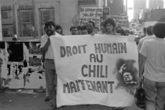 Manifestation contre la dictature au Chili sur la rue Sainte-Catherine à Montréal, avril 1986.