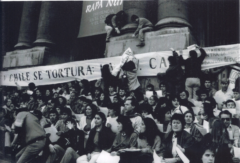 « Au Chili on pratique la torture, la télévision le tait ». Manifestation au centre-ville de Santiago par le Mouvement contre la torture Sebastián Acevedo (1983-1990). / Courtoisie de Lucie Larouche