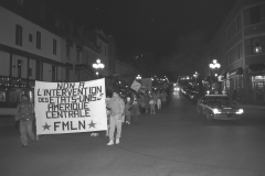 Manifestation contre l’intervention des États-Unis en Amérique centrale, Montréal, mars 1988. / Photographie de André Querry