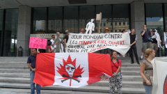 À l’occasion de la 2e Journée mondiale contre les mines à ciel ouvert, une tournée des consulats latino-américains à Montréal a été réalisée afin de dénoncer les violations causées par l’industrie minière canadienne en Amérique latine, 22 juillet 2010. / Archives du CDHAL