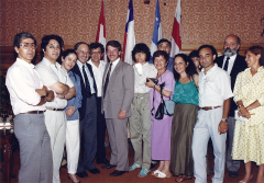 Le maire de Montréal, Jean Doré, reçoit Carmen Quintana et les représentant-e-s de la communauté chilienne, 11 juillet 1988 / Courtoisie de Roberto Hervas