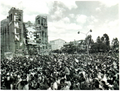 Rassemblement lors de la signature des accords de paix entre le FMLN et le gouvernement du Salvador, 16 janvier 1992