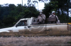 Raid d’intimidation d’une compagnie de sécurité engagée par ENCANA, Tarapoa, Équateur, par Clive Shirley, mars 2002