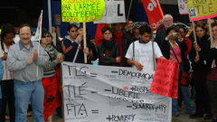 Manifestation contre la signature de l’Accord de libre-échange Canada-Colombie (ALÉCC) et la venue du président colombien Alvaro Uribe à Montréal, 10 juin 2009_03