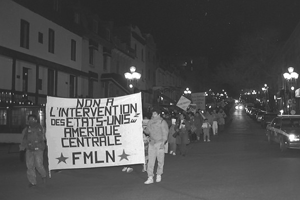 Manifestation contre l’intervention des États-Unis en Amérique centrale, Montréal, mars 1988. / Photographie de André Querry